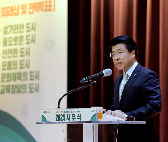 서강석 송파구청장이 2일 열린 시무식에서 인사말을 하고 있다. 송파구청 제공