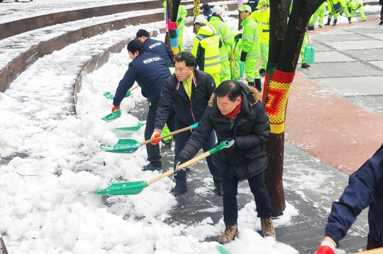 2024 배봉산 해맞이 행사 전날 제설작업을 하는 이필형 동대문구청장과 구 직원들. 동대문구청 제공