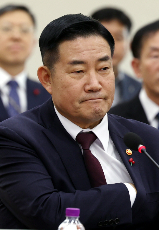 신원식 국방부 장관이 지난해 12월21일 서울 여의도 국회에서 열린 국방위원회 전체회의에서 의원들의 질의를 듣고 있다. 뉴시스