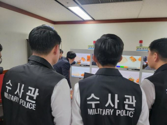 육군 군사경찰 중앙수사단 수사관들이 2023년 4월 인천공항세관과의 마약류 수사 현장 교육에서 엑스레이 판독실 업무에 관한 설명을 듣고 있다. 국방일보 제공