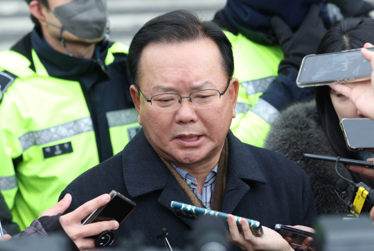김부겸 전 국무총리가 3일 오전 더불어민주당 이재명 대표 문병을 위해 종로구 서울대병원을 방문한 뒤 취재진에게 입장을 발표하고 있다. 연합뉴스