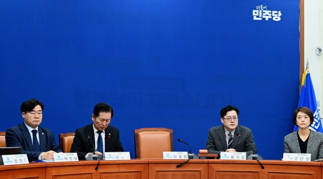 홍익표(오른쪽 두 번째) 더불어민주당 원내대표가 3일 오전 국회에서 열린 더불어민주당 최고위원회의에 참석해 발언하고 있다. 전날 피습으로 서울대병원에서 수술을 받고 입원 중인 이재명 대표의 자리가 비어 있다. 곽성호 기자