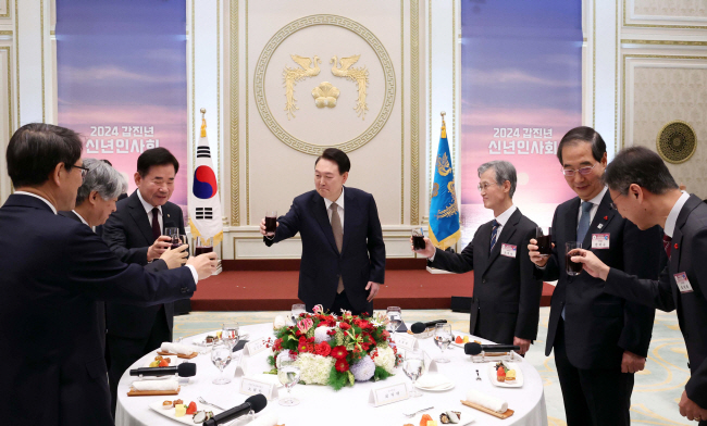 윤석열 대통령은 3일 오전 청와대 영빈관에서 열린 ‘2024년 신년 인사회’에서 5부 요인 등 참석자들과 건배하고 있다. 왼쪽부터 노태악 중앙선거관리위원장, 이종석 헌법재판소장, 김진표 국회의장, 윤 대통령, 조희대 대법원장, 한덕수 국무총리, 최재해 감사원장. 연합뉴스