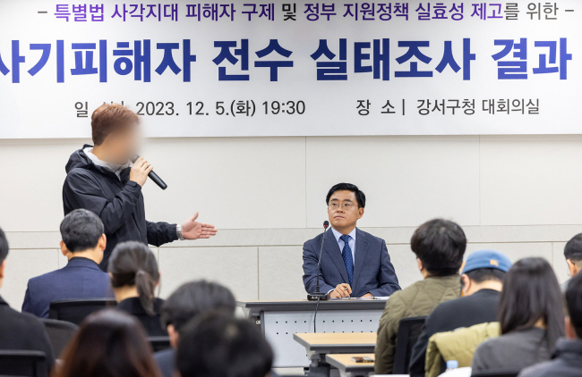 진교훈 서울 강서구청장이 지난해 12월에 열린 전세 사기 피해자 전수 실태조사 결과 보고회에서 피해자 발언을 듣고 있다.  강서구청 제공