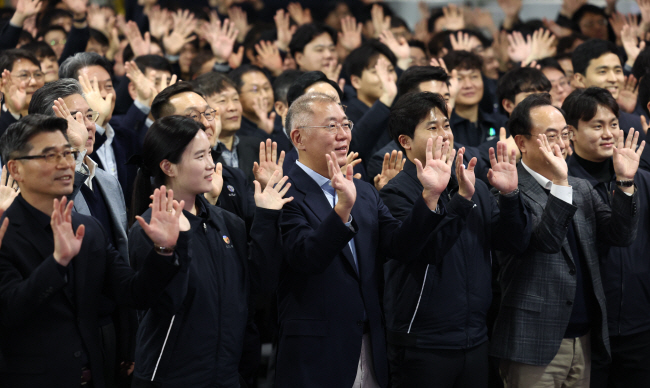 정의선(앞줄 가운데) 현대자동차그룹 회장이 3일 오전 경기 광명시 기아 오토랜드 광명에서 열린 그룹 2024년 신년회에서 직원들과 인사하며 기념촬영을 하고 있다.  연합뉴스