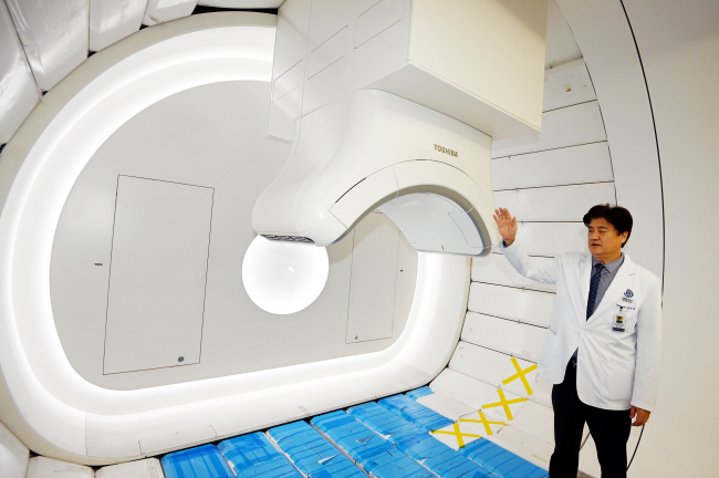 금기창 연세대 의대 방사선종양학과 교수가 서울 서대문구 연세암병원 중입자치료센터에서 올해 가동을 준비 중인 회전형 중입자치료기에 대해 설명하고 있다.  박윤슬 기자