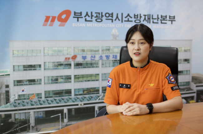 작년 2월 부산의 한 실내 수영장에서 심정지로 쓰러진 환자를 구한 우혜림 소방교. 당시 우 소방교는 휴무일이어서 개인 운동을 하고 있었다.   부산소방재난본부 제공