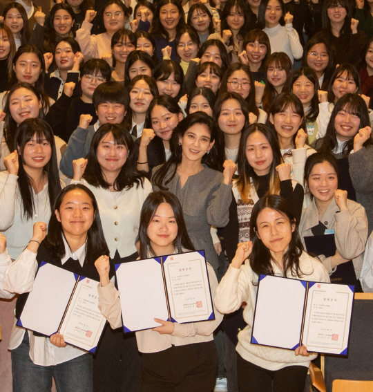 이부진(둘째 줄 왼쪽 세 번째) 두을장학재단 이사장이 4일 서울 용산 리움미술관 대강당에서 열린 2024학년도 장학증서 수여식에서 장학생과 기념 촬영하고 있다. 두을장학재단 제공