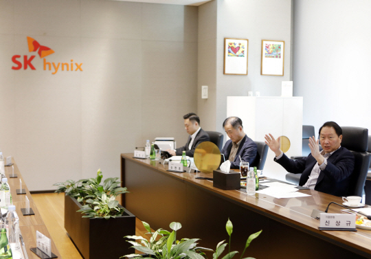 최태원(맨 오른쪽) SK그룹 회장이 4일 SK하이닉스 이천캠퍼스 연구·개발(R&D)센터에서 경영진들과 반도체 현안을 점검하고 있다. SK 제공