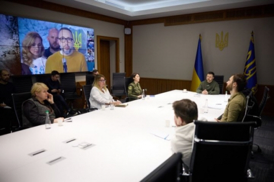 볼로디미르 젤렌스키 우크라이나 대통령이 지난해 2월 6개 방송국 공동 운영 뉴스 프로그램인 연합뉴스 제작진과 화상 회의를 진행하는 모습.우크라이나 대통령실 SNS 캡쳐