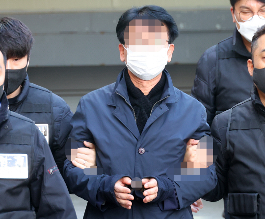 더불어민주당 이재명 대표를 흉기로 찌른 혐의로 구속영장이 청구된 피의자 김모 씨가 4일 오후 부산 연제구 연제경찰서에서 나와 구속전 피의자 심문(영장실질심사)을 받기 위해 걸어가고 있다. 김씨 영장실질심사는 이날 오후 2시 부산지방법원에서 열렸다. 연합뉴스