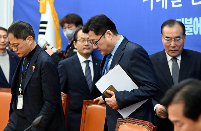 이재명 더불어민주당 대표 피습 상황을 맞은 민주당의 홍익표(가운데) 원내대표가 4일 오전 서울 여의도 국회에서 열린 정책조정회의에 참석하기 위해 자리로 이동하고 있다. 박윤슬 기자