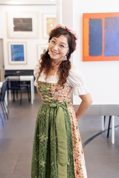 이은경 K요들협회 회장은 젊게 보이는 비결로 “요들을 부를 때처럼 늘 즐거운 마음을 갖고 매사에 감사를 느끼는 것”이라고 했다. K요들협회 제공