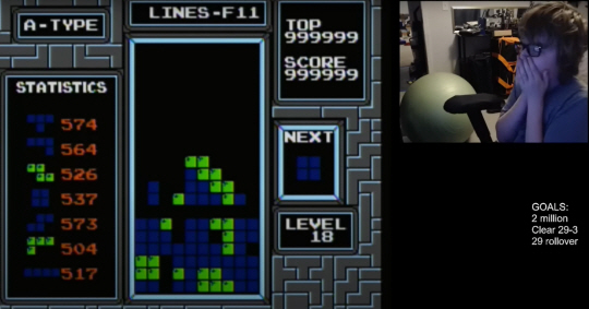지난달 21일 윌리스 깁슨이 테트리스 게임의 최종 단계를 깨고 놀라는 모습. 게임이 코딩 한계로 멈춰버리는 ‘킬 스크린’이 벌어진 상태다. 유튜브 캡처