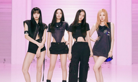 소속사 YG엔터테인먼트와 팀 활동에 대해서만 재계약을 하고 개인으로는 각자의 길을 걷기로 한 블랙핑크 멤버들. YG제공.