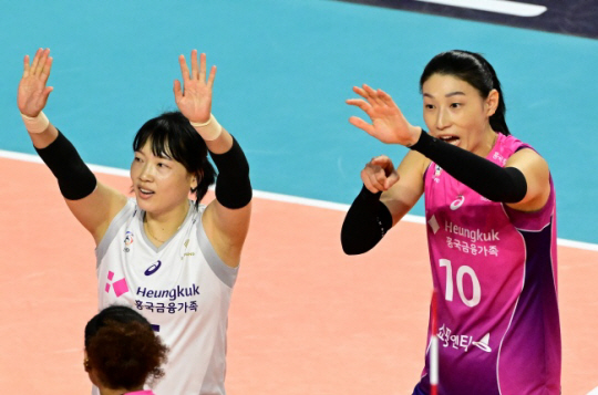 흥국생명의 김해란(왼쪽)과 김연경. 한국배구연맹 제공