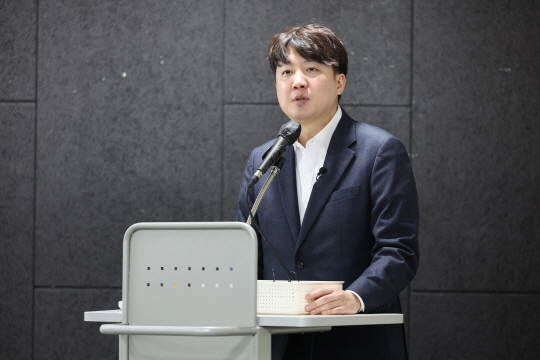 신당 창당을 준비 중인 이준석 전 국민의힘 대표가 1일 오전 서울역 대회의실에서 열린 개혁신당 신년 하례회에서 발언하고 있다. 뉴시스