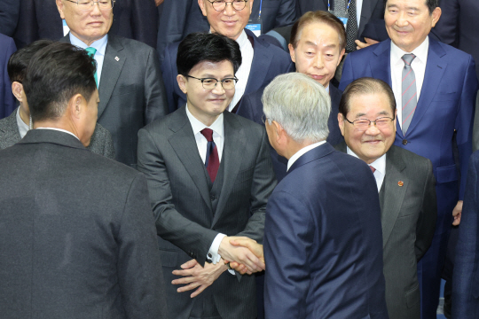 한동훈(가운데) 국민의힘 비상대책위원장이 6일 경기도 고양시 킨텍스에서 열린 김대중 전 대통령 탄생 100주년 기념식에서 문재인 전 대통령과 인사를 나누고 있다. 연합뉴스