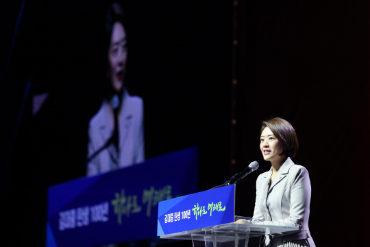더불어민주당 고민정 의원이 6일 경기도 고양시 킨텍스에서 열린 김대중 전 대통령 탄생 100주년 기념식에서 이재명 대표의 축사를 대독하고 있다. 연합뉴스