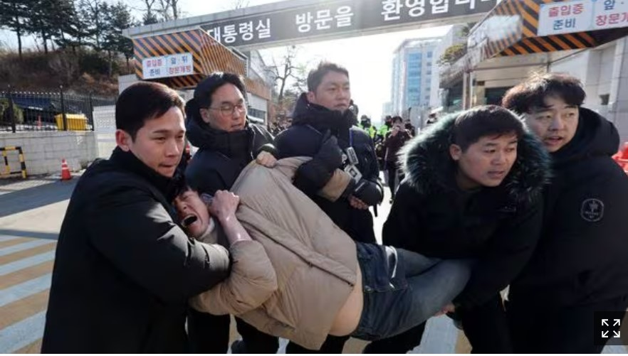 6일 오후 서울 용산구 대통령집무실 입구에서 한국대학생진보연합 대학생들이 ‘윤석열 대통령의 김건희 특검 거부 규탄‘ 기습시위 도중 경찰에 연행되고 있다. 뉴시스