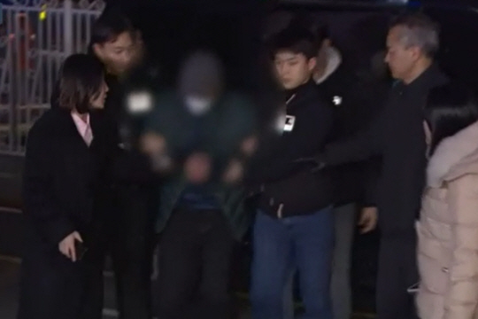 6일 새벽 경기 고양시 일산 서부경찰서에서 다방 영업을 하던 여성 2명을 살해한 혐의를 받는 이모(57)씨가 검거돼 압송되고 있다.  연합뉴스