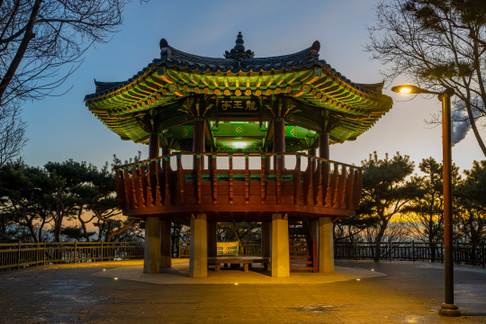 용왕산 정상에 있는 용왕정. 서울관광재단 제공