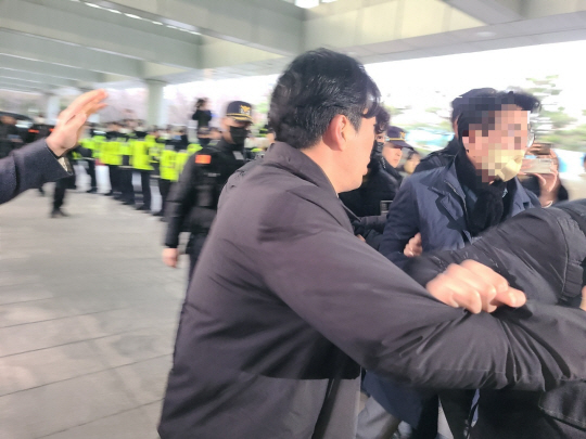 이재명 더불어민주당 대표를 피습한 혐의로 구속 수사를 받고 있는 김모(67) 씨가 수사관들에 이끌려 부산경찰청으로 들어서고 있다. 이승륜 기자