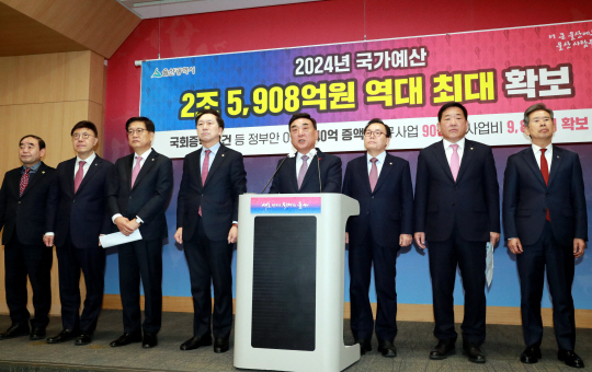 김두겸(오른쪽 네번째) 울산시장과 지역 국회의원들이 8일 울산시청 프레스센터에서 올해 국가예산 확보과정을 설명하고 있다. 울산시청 제공