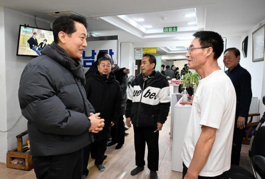 오세훈(왼쪽 첫 번째) 서울시장이 지난달 18일 한파특보가 내려진 가운데 한파 취약계층을 위한 시설 점검을 위해 서울시 동행목욕탕을 찾아 목욕탕 종사자와 이야기를 나누고 있다. 서울시청 제공