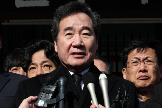 이낙연(가운데) 전 국무총리가 지난 7일 오전 광주 북구 국립 5·18 민주묘지에서 참배를 마친 뒤 발언을 하고 있다. 연합뉴스