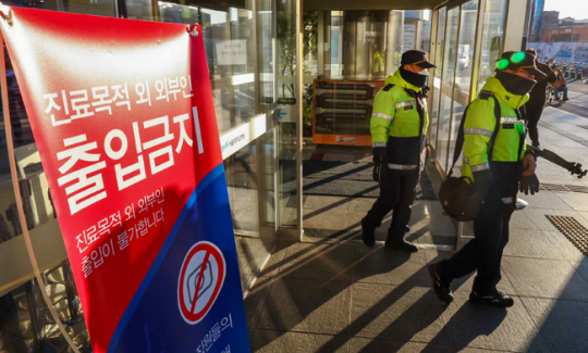 8일 오전 이재명 더불어민주당 대표가 입원 중인 서울대병원에 경찰들이 근무하고 있다. 연합뉴스
