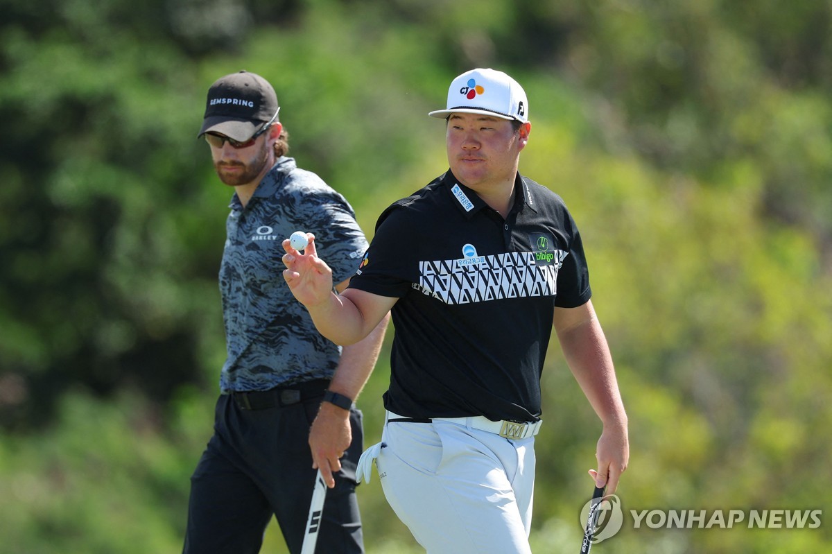최종 라운드 18번 홀에서 버디 잡은 뒤 인사하는 임성재.[게티이미지/AFP=연합뉴스]