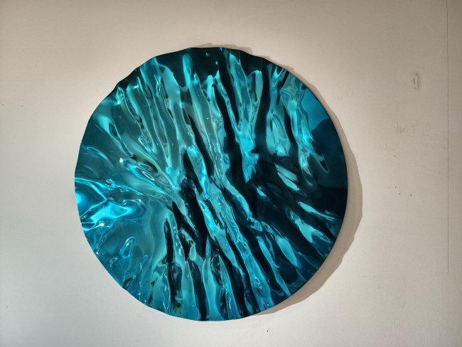 심병건 ‘Pressed Drawing-Breath’, 스테인리스스틸에 캔디 도장, 700×700×100㎝. 크라운해태 제공