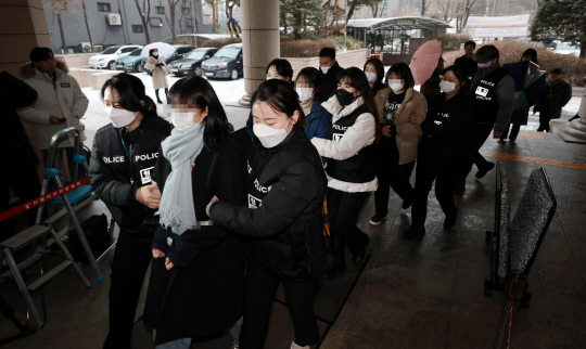 용산 대통령실 진입을 시도하다 붙잡힌 한국대학생진보연합(대진연) 회원들이 9일 오전 마포구 서울서부지방법원에서 열린 구속 전 피의자 심문(영장실질심사)에 출석하기 위해 법정으로 향하고 있다. 지난 6일 오후 1시쯤 대진연 회원 20명은 대통령실 앞에 모여 ‘김건희를 특검하라’ 등의 구호를 외치며 검문소 등을 통해 대통령실 진입을 시도하다가 체포됐다. 연합뉴스