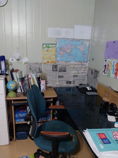 김모 군이 거주하고 있는 방 벽에는 습기를 막기위한 신문지가 붙어 있다.  굿네이버스 제공