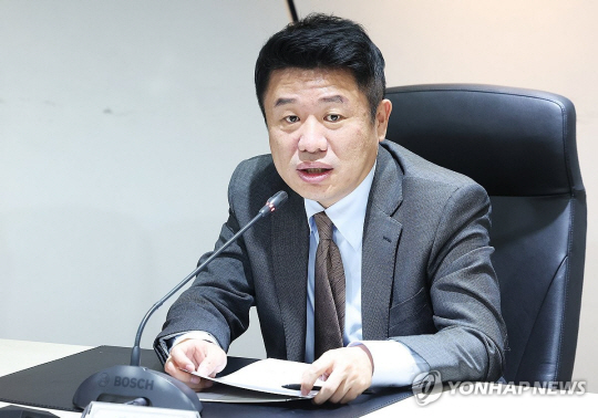 유의동 국민의힘 정책위의장이 지난 8일 오후 경기 성남시 금융결제원 분당센터에서 열린 대환대출 인프라 개시 현장점검에서 발언하고 있다. 연합뉴스.