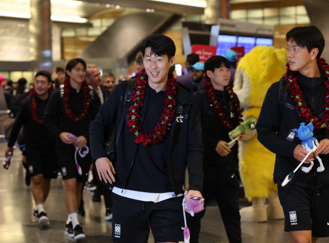 주장 손흥민을 포함한 대한민국 축구대표팀이 10일 밤(한국시간) 카타르 도하의 하마드국제공항에 도착한 후 팬들의 환영을 받으며 환하게 웃고 있다.  뉴시스
