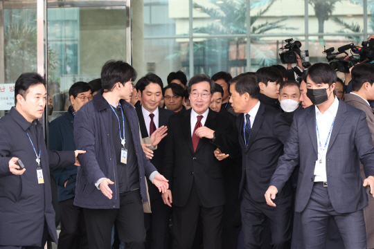 이낙연 전 더불어민주당 대표가 11일 국회에서 기자회견을 열고 탈당 및 신당 창당을 선언한 뒤 지지자들에게 둘러싸인 채 회견장을 나서고 있다. 연합뉴스