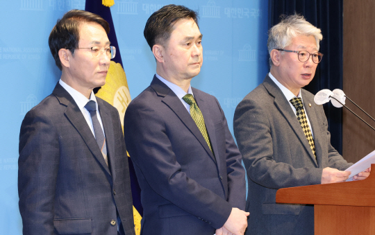 ‘원칙과 상식’ 의원들이 지난 10일 국회에서 탈당 기자회견을 하고 있다. 왼쪽부터 이원욱, 김종민, 조응천 의원. 연합뉴스