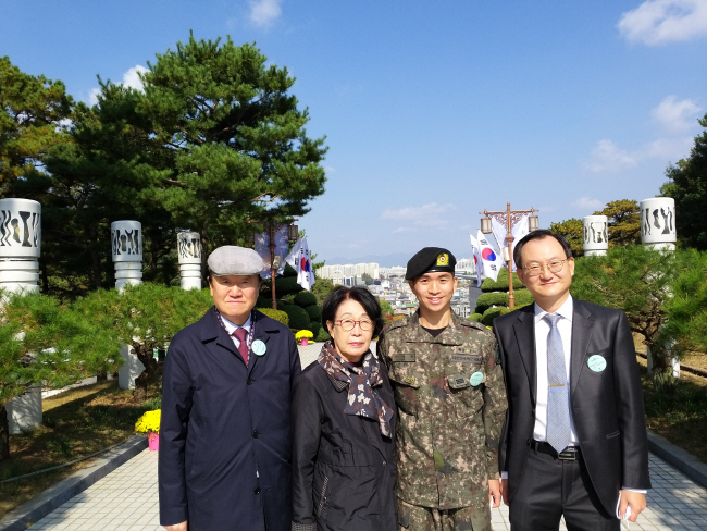 선천적 복수국적자인 미국 시민권자 나성원(왼쪽 3번째)씨가 2021년 11월 3일 광주에서 있었던 ‘제 92주년학생독립운동 기념식’ 행사에서 가족들과 함께 기념 촬영하고 있다. 병무청 제공