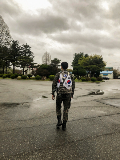 미국 시민권자로 군에 자원입대한 나성원 예비역 병장의 군복무 시절 모습. 그는  “태극기가 새겨진 대한민국 군복을 당당하게 입은 군 복무 경험은 제게 정말로 소중한 경험이었다”고 소개했다.  병무청 제공