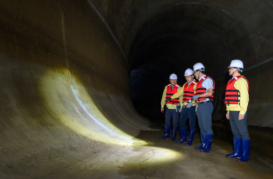 이기재(왼쪽 두번째) 서울 양천구청장이 지난해  5월 국내 유일 대심도 빗물터널인 신월빗물저류배수시설을 현장점검하고 있다. 양천구청 제공