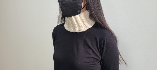 따스미 목도리 착용사진. 강남구청 제공