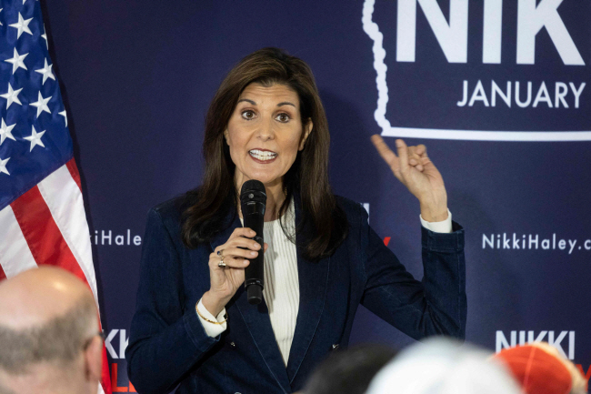 공화당 대선 경선 후보인 니키 헤일리 전 유엔 대사가 11일 미국 아이오와주 앙키니에서 열린 유세에 참석해 연설을 하고 있다.  AFP 연합뉴스