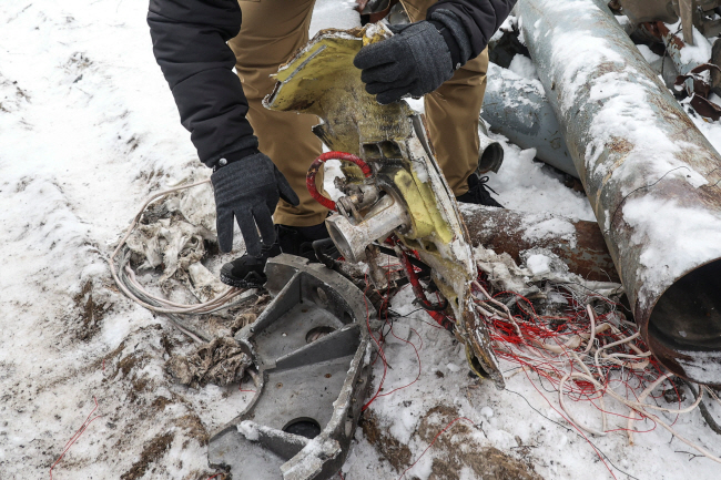 우크라이나 하르키우에 떨어진 미사일 잔해. 우크라이나는 이 미사일이 북한에서 제조된 것으로 판단하고 있다. 로이터 연합뉴스