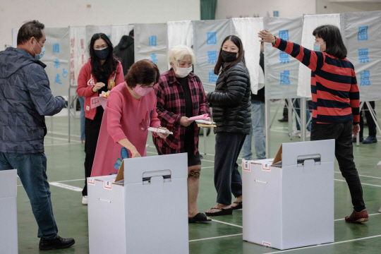대만 선거가 13일 오전 8시부터 일제히 실시된 가운데 유권자들이 이날 한 고등학교에 마련된 투표소에서 자신의 한 표를 행사하고 있다. AFP 연합뉴스