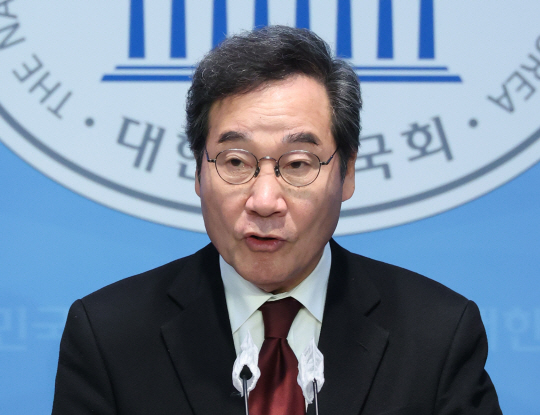 이낙연 전 더불어민주당 대표가 지난 11일 국회에서 기자회견을 열고 탈당 및 신당 창당을 선언하고 있다. 연합뉴스