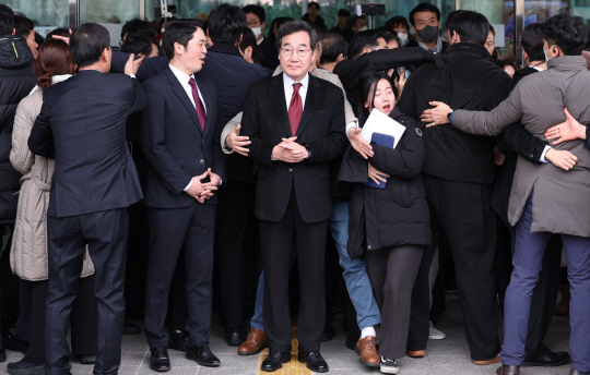 이낙연(앞줄 가운데) 전 더불어민주당 대표가 지난 11일 국회에서 탈당 기자회견을 한 뒤 이동 중이다. 뉴시스