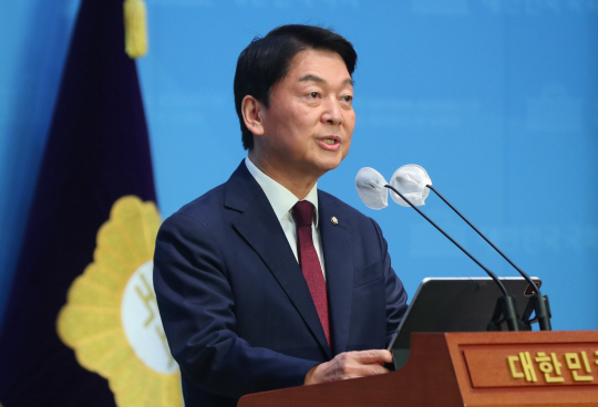 안철수 국민의힘 의원이 지난해 10월 31일 국회에서 기자회견을 하고 있다. 뉴시스