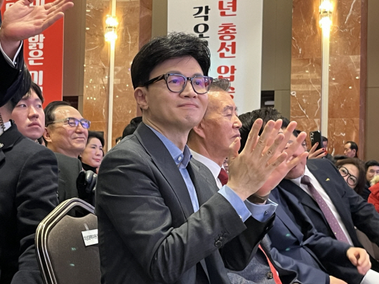 한동훈 국민의힘 비상대책위원장이 14일 충남 예산군에서 열린 국민의힘 충남도당 신년인사회에서 박수를 치고 있다. 뉴시스